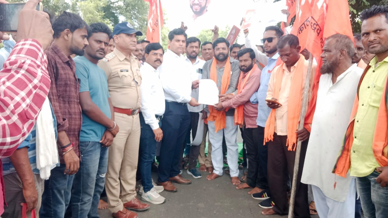 अतिवृष्टीग्रस्त शेतकऱ्यांच्या मागणीसाठी शिवसेनेचा रास्ता रोको!